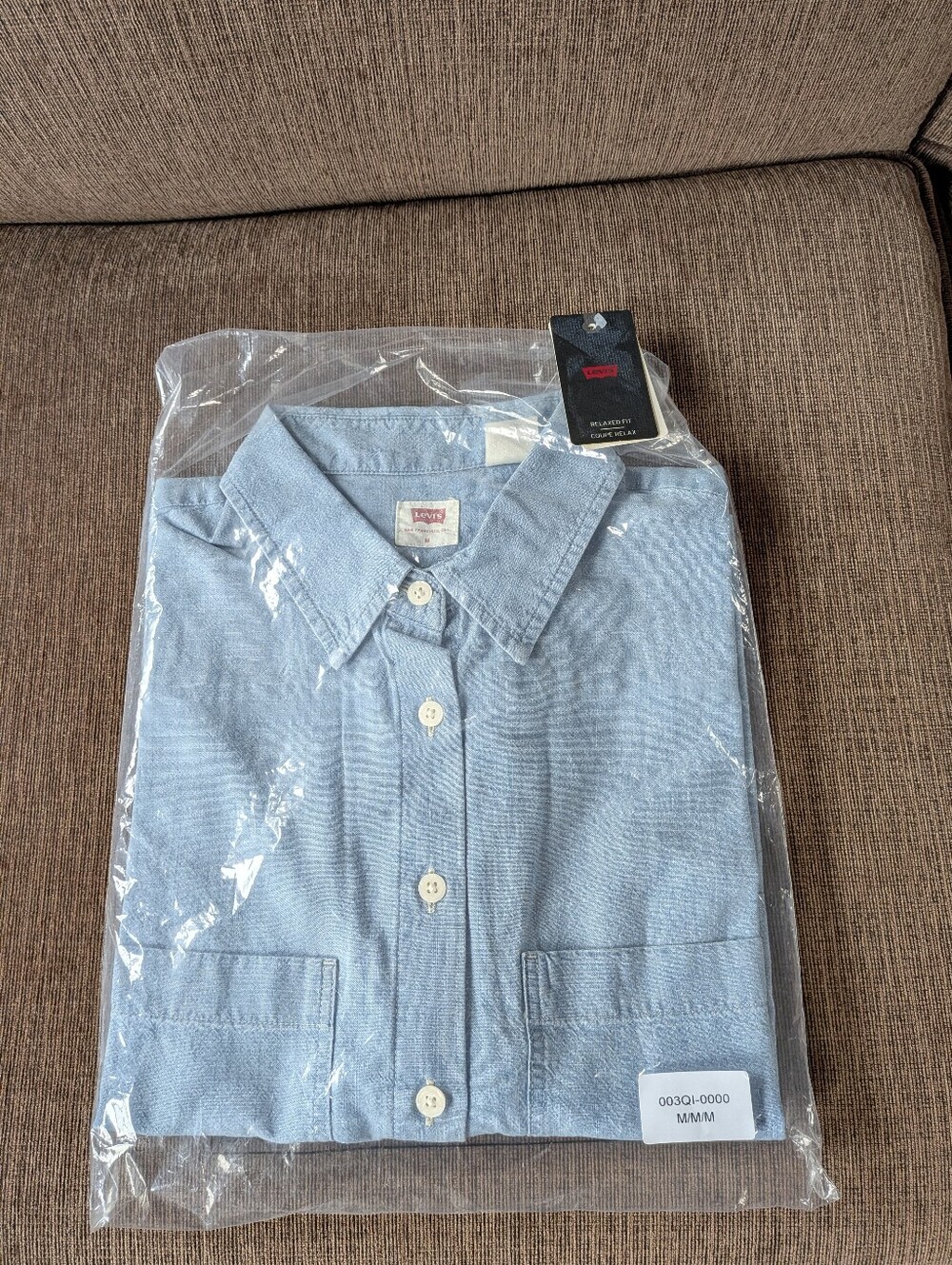 *NWT* Levi's Relaxed Fit Short Sleeved Button Down (Women's Medium)